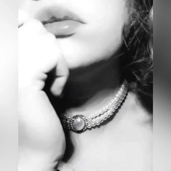 ✨✨ Elegant Triple-Strand Pearl Choker with Opalescent Centerpiece✨ - Picture 5 of 9